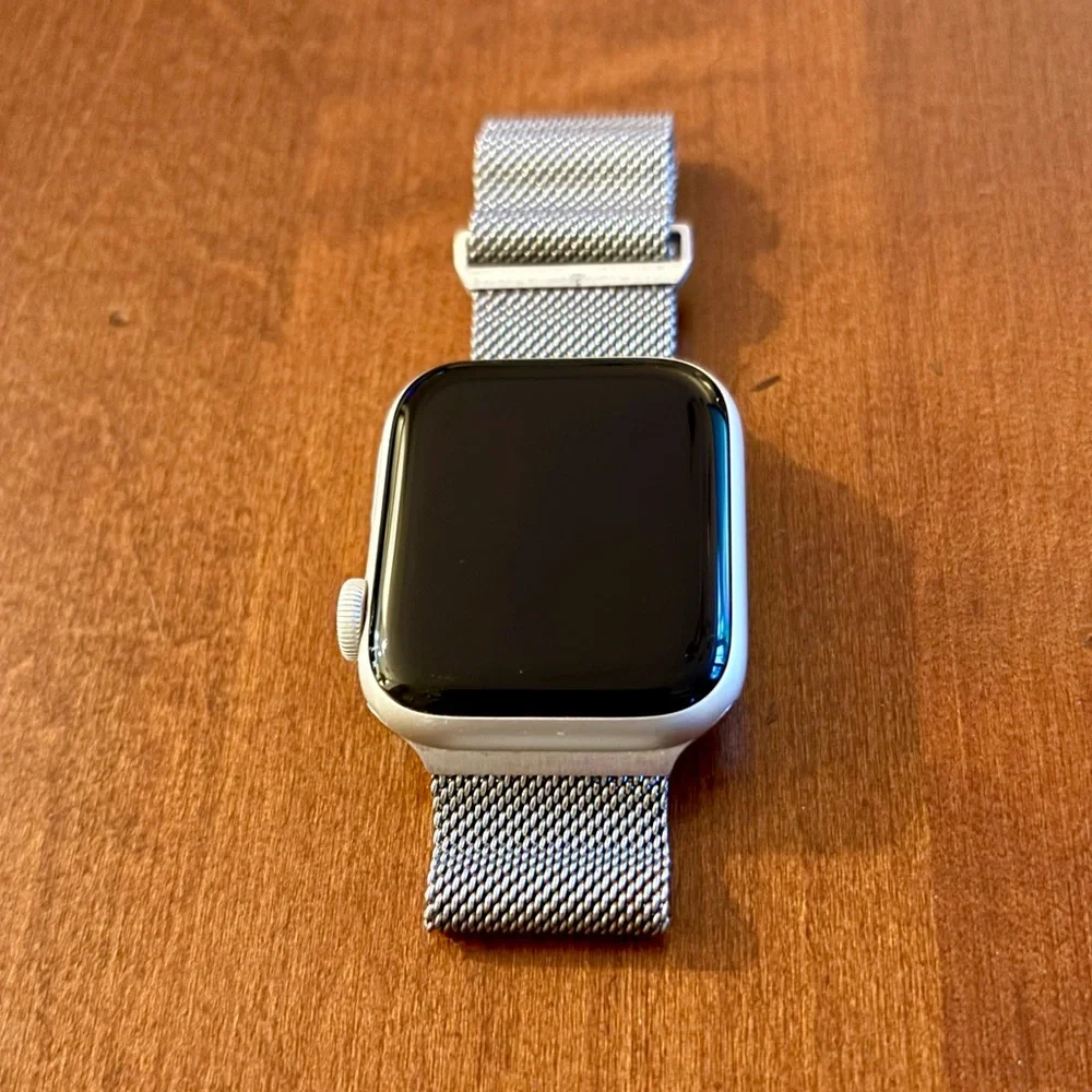 Apple Watch Series 5 With 3 Straps and Charger - Picture 1 of 7